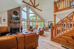 TV, fireplace, video games, DVD player - Your Get Away in Ellijay- River Resort w/ Hot Tub! (Ellijay)