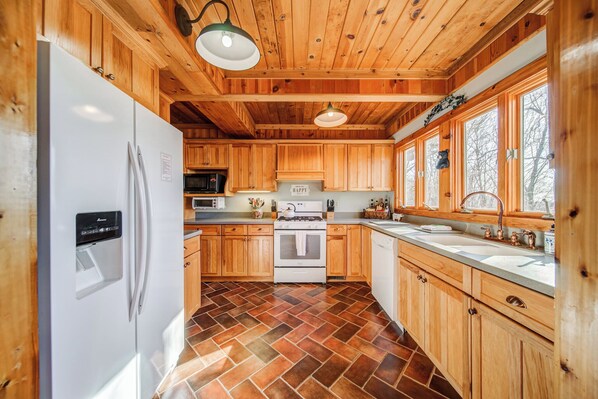 Fridge, microwave, oven, stovetop - Gated Golf & Lake community - North GA Mountains! (Jasper)