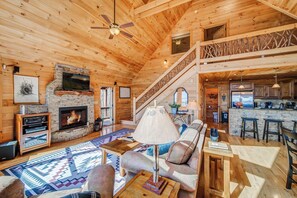 TV, fireplace, video games, foosball - Entire Lodge in Blue Ridge Mountain ~ Epic Views! (Epworth)