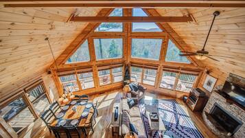 Télévision, cheminée, jeux vidéo, baby-foot