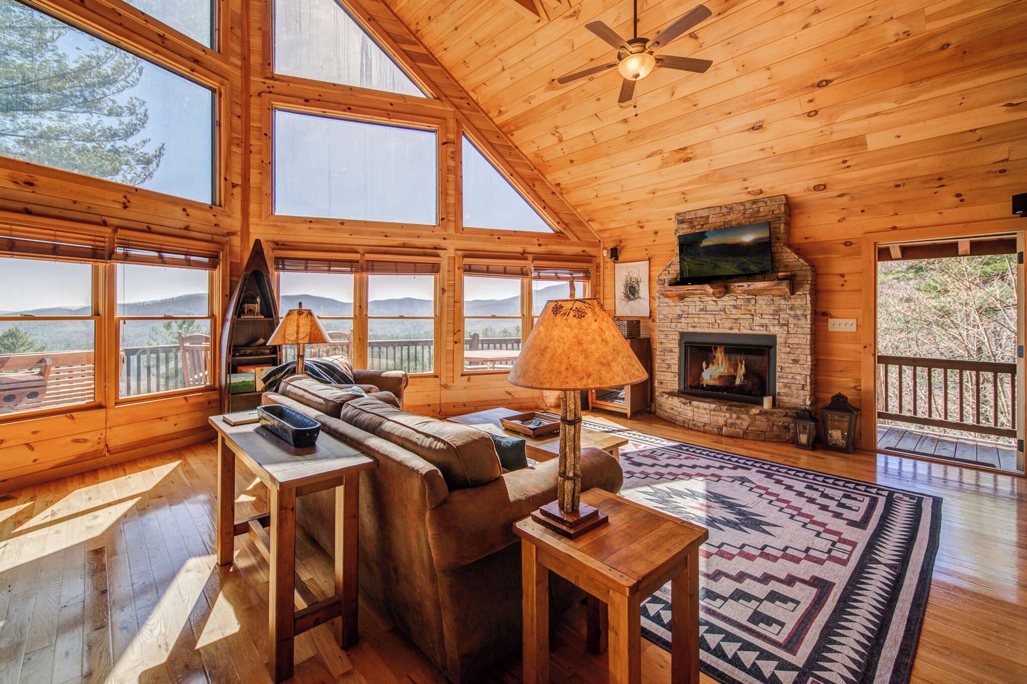 電視、壁爐、電子遊戲、足球機