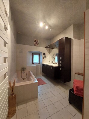 Sèche-cheveux, serviettes fournies, savon, papier toilette