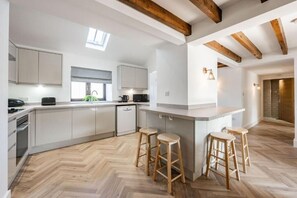 Kylskåp, mikrovågsugn, ugn och spishäll