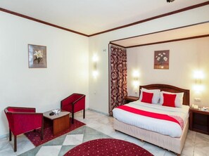 In-room safe, soundproofing, free WiFi, bed sheets