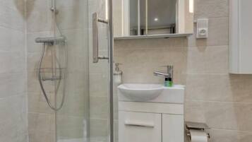 Ducha, secador de pelo, toallas