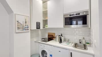 Refrigerador, microondas, placa de cocina, cafetera/tetera