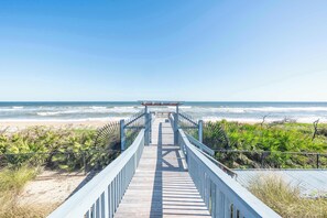 Beach nearby - Ocean view 3BR Condo | Balcony Views, Resort Pools (Palm Coast)