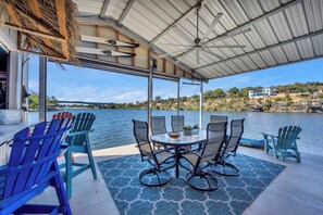 Outdoor dining - Lake Marble Falls on The Rocks | Concierge Service (Marble Falls)