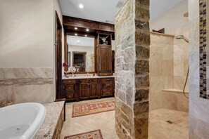 Douche, séchoir à cheveux, serviettes fournies, shampooing