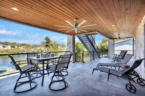 Outdoor dining - Lake Marble Falls on The Rocks | Concierge Service (Marble Falls)