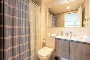 Shower - Ribera Azul 2B  Wifi & Lake Access (Villarrica)