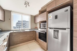 Kühlschrank, Mikrowelle, Ofen, Wasserkocher mit Kaffee-/Teezubehör