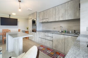 Fridge, microwave, oven, stovetop - Lakeside Apartment a pasos del Lago (Pucon)