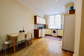 Toaster, cookware/dishes/utensils - The Shakespeare Residence in Kings Cross!!! 3 Floors (London)