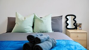 4 عدّة غرف نوم ومكواة/لوح كي وواي فاي وملاءات أسرّة
