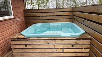 Standard Apartment, Park View | Private spa tub