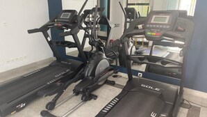 Una palestra con diverse tapis roulant ed ellittiche.