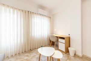 Quarto conforto, 1 cama King, sacada, vista para a cidade (Quarto C1) | Wi-Fi de cortesia