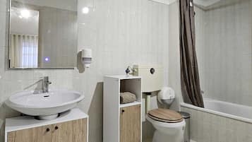 Superior Room, 1 King Bed, Non Smoking, Private Bathroom (Quarto C5) | Bathroom | Bathtub, free toiletries, hair dryer, soap