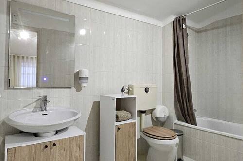 Chambre Supérieure, 1 très grand lit, non-fumeurs, salle de bains privée (Quarto C5) | Salle de bain | Baignoire, articles de toilette gratuits, sèche-cheveux, savon