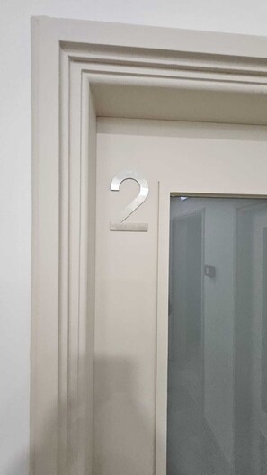 Chambre Confort, 1 grand lit 1 place, balcon, vue ville (Quarto C2) | Wi-Fi gratuit