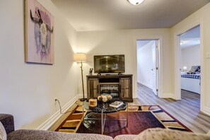 Smart TV y chimenea 
