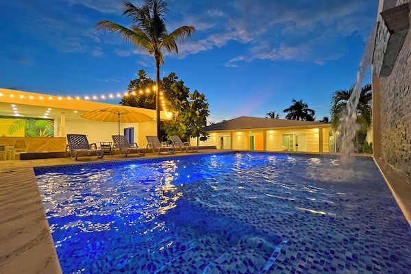 Una piscina al aire libre