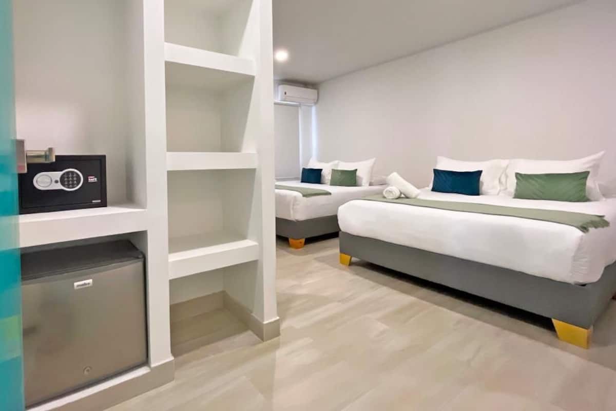 Vierpersoonskamer | 2 slaapkamers, een kluis op de kamer, geluiddichte muren, gratis wifi