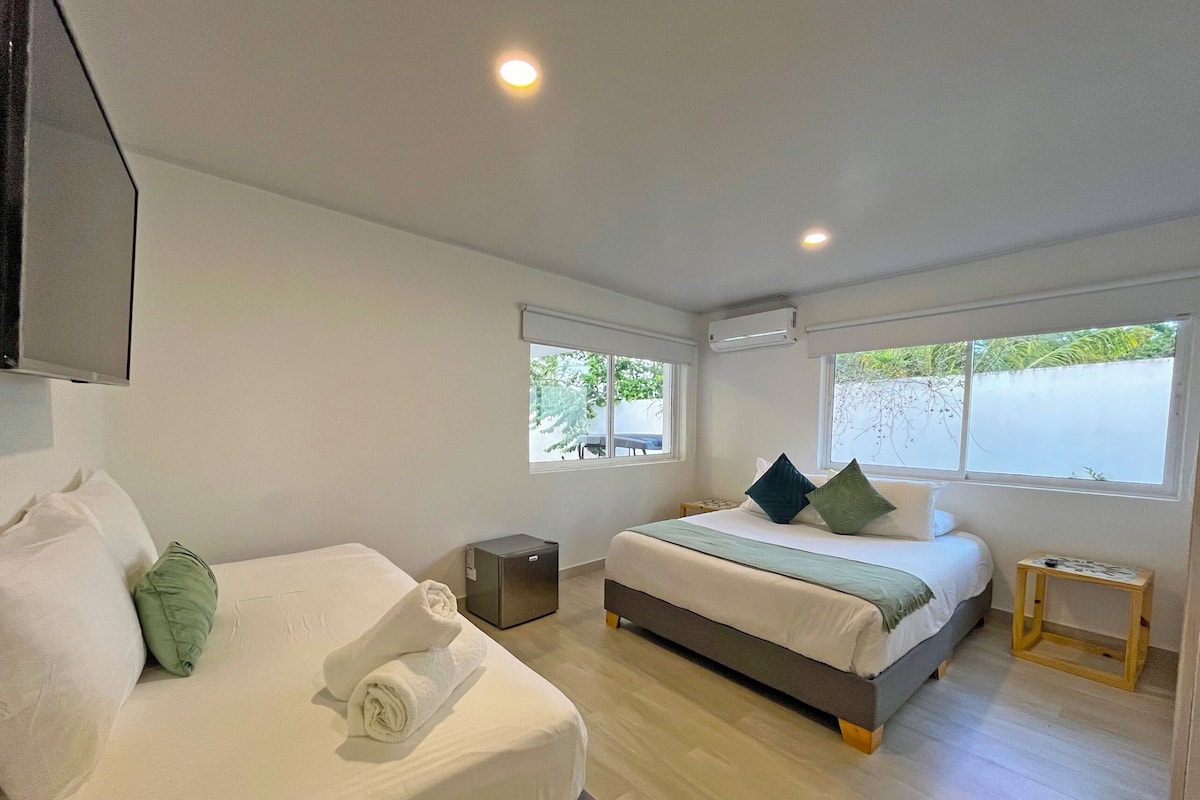 Firemannsrom, sjøutsikt | Safe på rommet, lydisolert, wi-fi (inkludert) og sengetøy