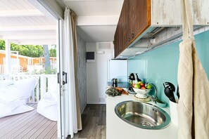 Réfrigérateur, plaque de cuisson, tables à manger