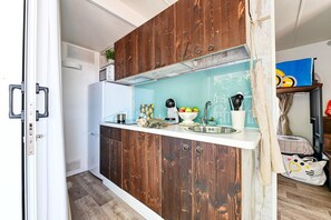 Jääkaappi, liesi, ruokailupöytä