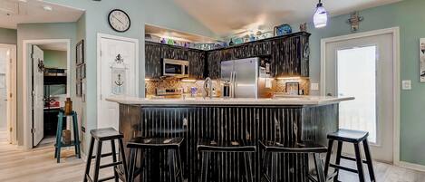 ثلاجة، ميكروويف، فرن، موقد طهي مسطح