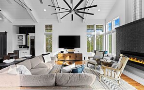 Smart TV, fireplace