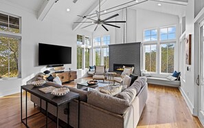 Smart TV, fireplace - 2 Min Walk To The Beach - Private Heated Pool Oasis - Luxury Living (Santa Rosa Beach)