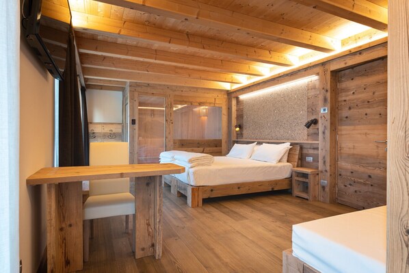 In-room safe, free WiFi, bed sheets