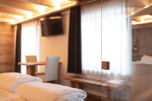 In-room safe, free WiFi, bed sheets