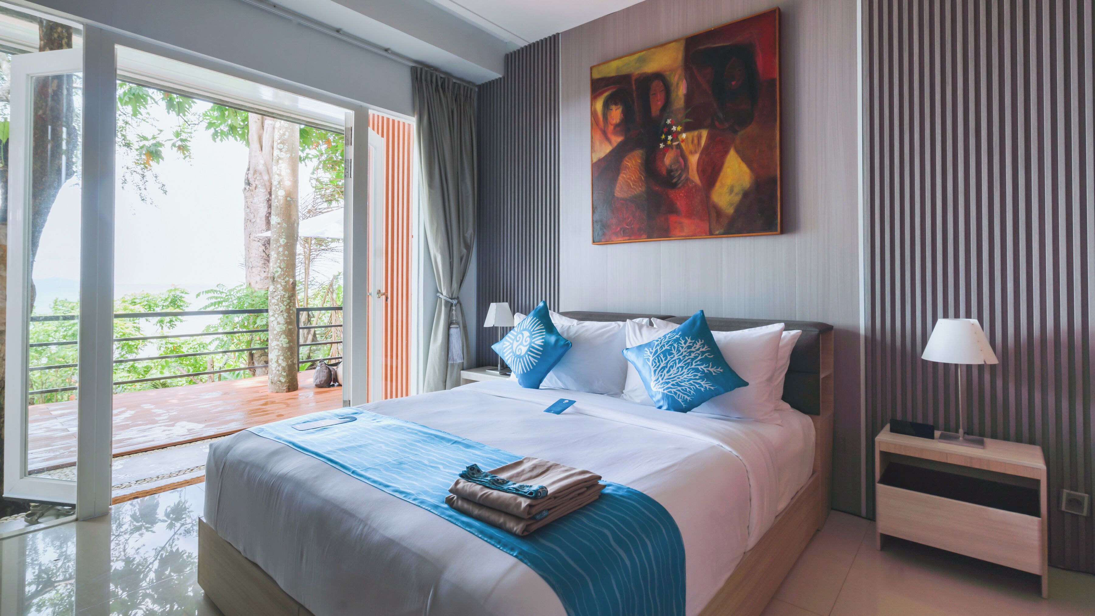 Mandolin Deluxe Queen Ocean View