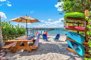 Plage, chaises longues, serviettes de plage