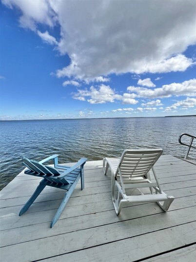 LARGE RUSTIC COTTAGE WITH BUNK HOUSE.  SLEEPS 17. 