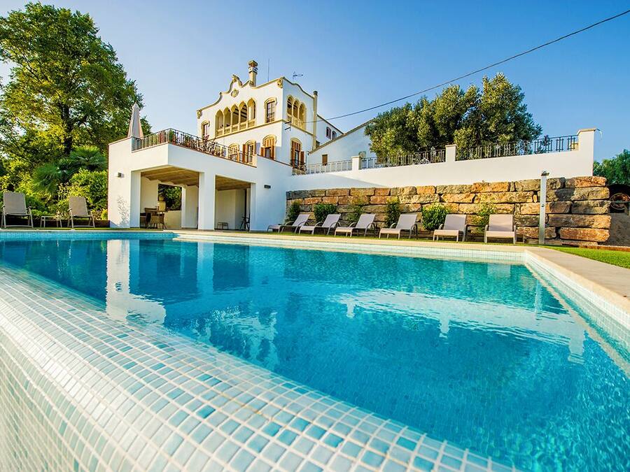 Piscina all'aperto, lettini