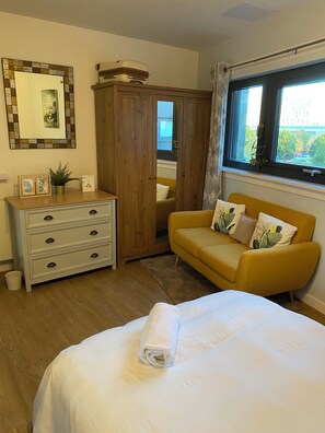 2 室のベッドルーム、デスク、アイロン / アイロン台、WiFi (無料)