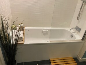 シャワー、ヘアドライヤー、タオル、石鹸