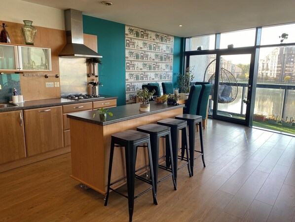 Fridge, microwave, oven, dishwasher - Metropolitan City Nest - Glasgow Hydro & SECC (Glasgow)