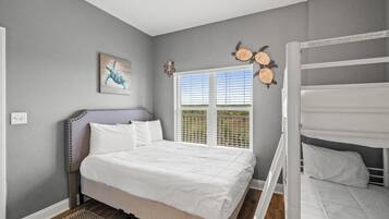 Apartamento, vistas al mar | Espacio para trabajar con un portátil y tabla de planchar con plancha