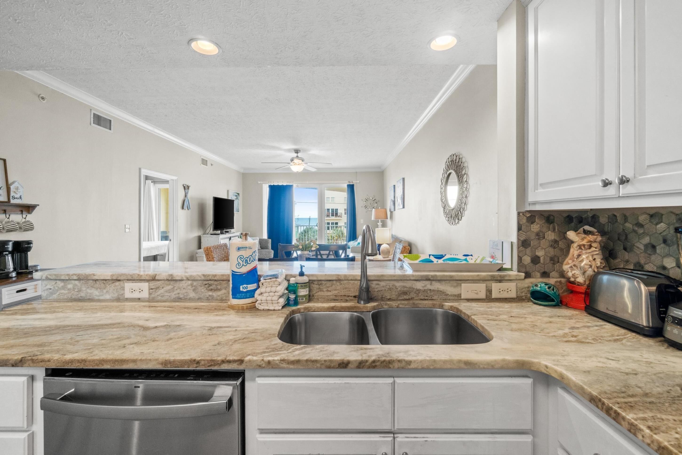 Condo, vista al océano | Cocina privada | Refrigerador con congelador, microondas, horno y parrilla de estufa 