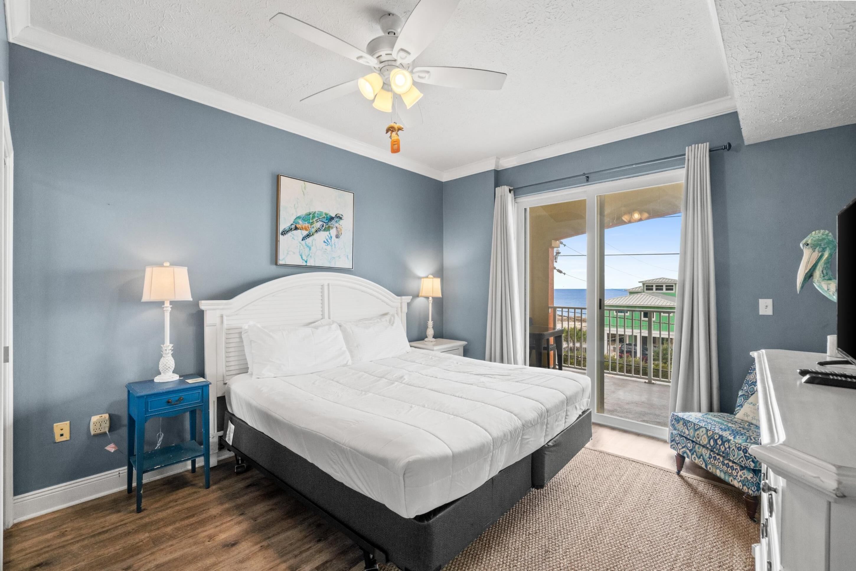 Condo, vista al océano | Espacio para trabajar con laptop y tabla de planchar con plancha 