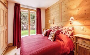 6 bedrooms, desk, free WiFi, bed sheets