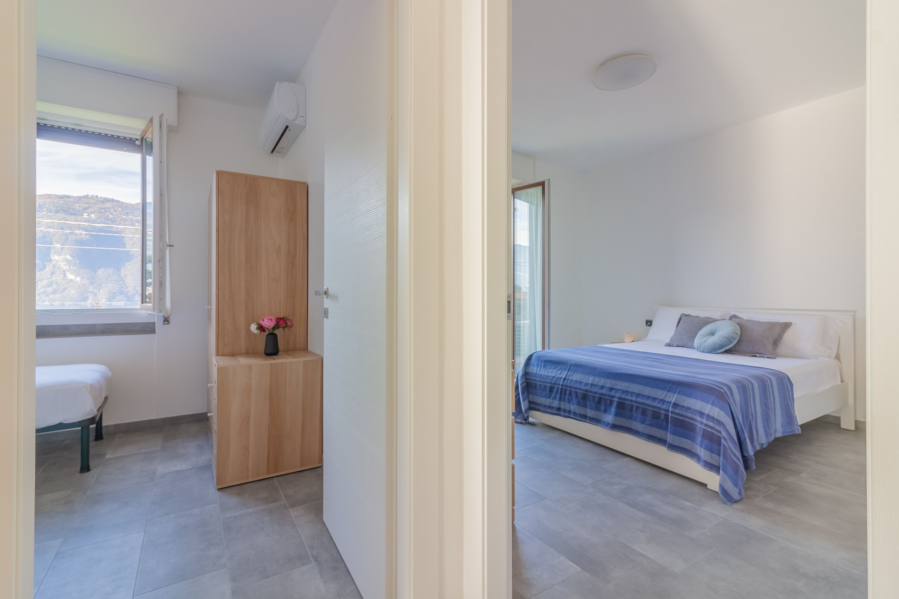 Una camera da letto con un letto, un comodino e un armadio.