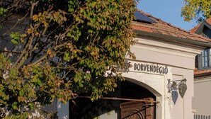 Una entrada de edificio con un letrero que dice "BORVENDÉGIO".