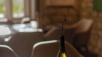 Une table avec une bouteille de vin, une serviette et des couverts.